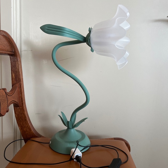 Flower Style Lamp with USB Plug - Picture 1 of 6
